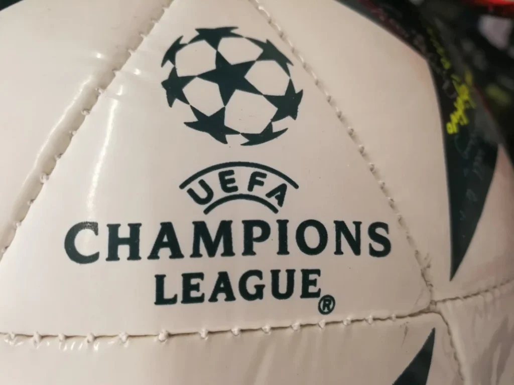 Sporting Lizbona – PSG skrót meczu. Najważniejsze bramki i akcje (20.01.2026) Liga Mistrzów - logo na piłce